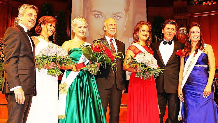 Stellen sich zum Foto: Kurdirektor Frank Oette, Rosenprinzessin Steffie Tüchters, Rosenkönigin Nina Dees, Oberbürgermeister Kay Blankenburg, Rosenprinzessin Nicole Wehner, Moderator Marten Krebs und die bisherige RosenköniginVera Hauck. Foto: Dieter Britz