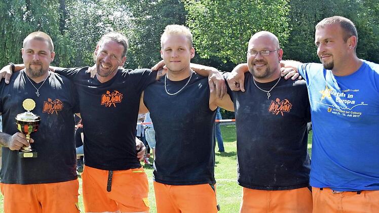 "So seh'n Sieger aus": Das Team "Bauhof" darf sich über den Siegerpokal, eine Urkunde, 30 Liter Bier und zehn Bratwürste freuen.