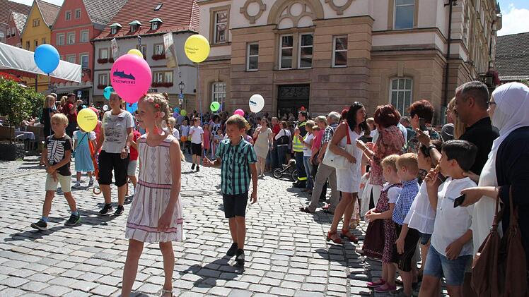 Ein bunter Gregori-Zug aus 500 Kindern und Erwachsenen schlängelte sich am Samstag durch Kulmbachs Altstadt. Zahlreiche Schaulustige verfolgten das Geschehen. Foto: Stephan Stöckel
