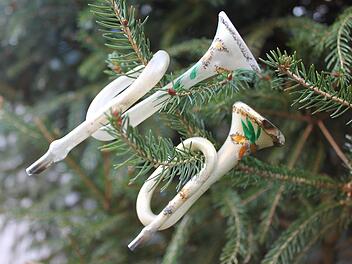 Da müsste Musik sein...  Wenn jemand so seinen Tannenbaum schmückt,  mit zarten Trompeten, mundgeblasen,  denkt er doch bestimmt an die himmlischen Chöre.  Welche  Vorlieben gibt es bei unseren Lesern in Sachen Christbaumschmuck? Popp