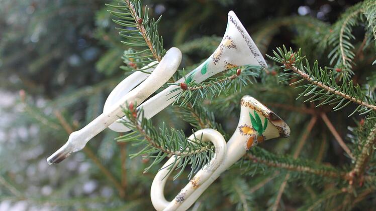 Da müsste Musik sein...  Wenn jemand so seinen Tannenbaum schmückt,  mit zarten Trompeten, mundgeblasen,  denkt er doch bestimmt an die himmlischen Chöre.  Welche  Vorlieben gibt es bei unseren Lesern in Sachen Christbaumschmuck? Popp