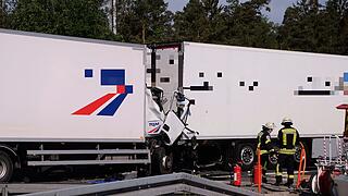 Lastwagenfahrer stirbt nach schwerem Auffahrunfall auf A3