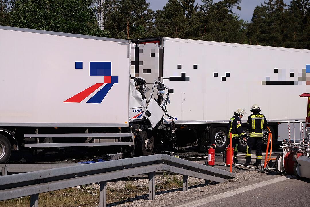 Lastwagenfahrer stirbt nach schwerem Auffahrunfall auf A3