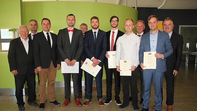 Insgesamt 23 Schüler wurden an der  Fachschule für Bautechnik verabschiedet. Unser Bild zeigt die Offiziellen  mit den Meisterpreisträgern. Foto: Stephan Stöckel