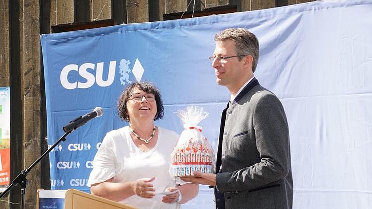 . Ute Salzner überreichte Markus Blume etwas Naschwerk für den Heimweg nach München.