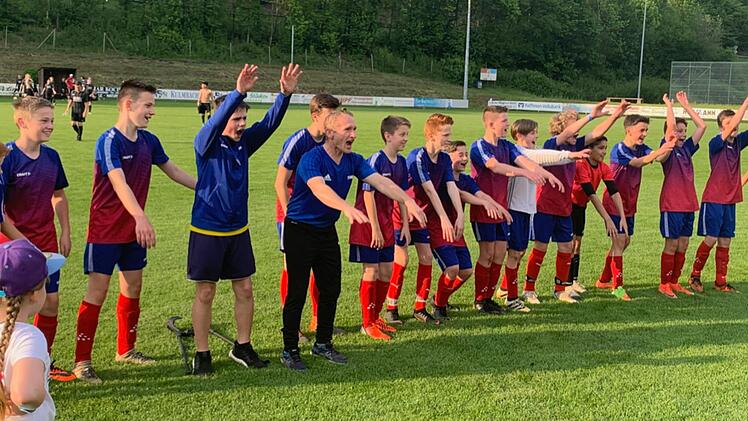 Die C-Junioren der JFG Oberes Rodachtal feiern ihre Meisterschaft  Foto: Susanne Deuerling