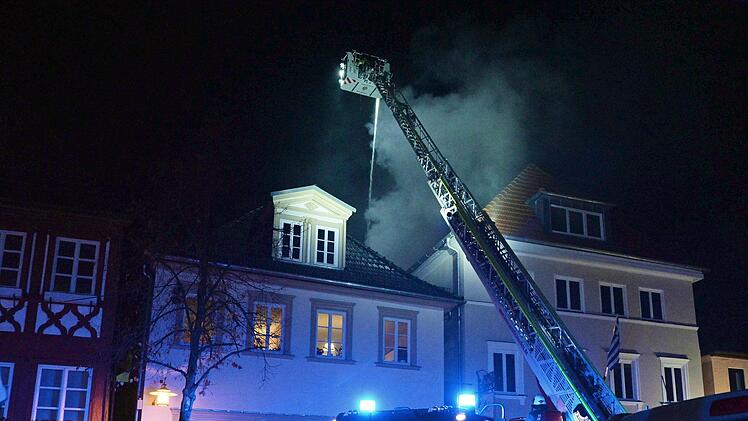Der Brand entstand in einem griechischen Lokal auf dem Marktplatz. Foto: Frank Spitzenpfeil