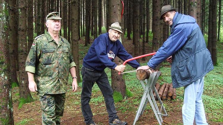 Heinrich Kotschenreuther, Elmar Jakob und Klaus Jakob (von links) bei der Pionierausbildung. Dabei sollte von einem Baumstamm ein Stück Holz mit genau 1000 Gramm abgesägt werden.