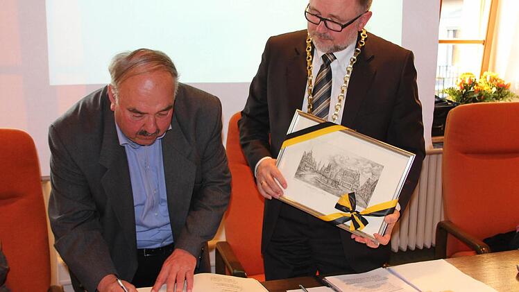Otmar Schmitt beim Eintrag ins goldene Buch.
