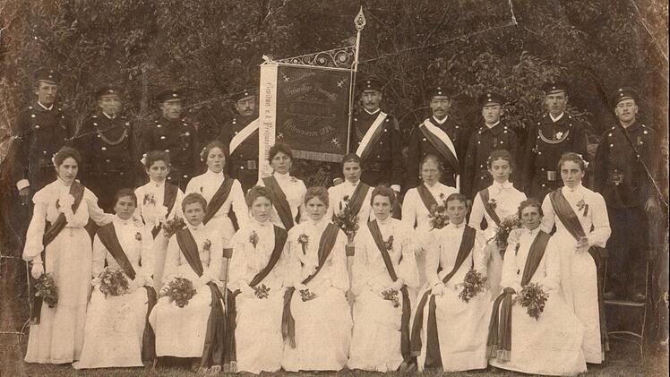 Mit Fahnenweihe und Ehrenjungfrauen wurde 1904 das 25jährige Stiftungsfest der Freiwilligen Feuerwehr Reiterswiesen gefeiert.