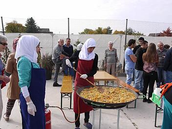 Gemeinsam wurde gekocht und gegessen. Kulturelle Grenzen werden schnell eingerissen.  Fotos: Pauline Lindner