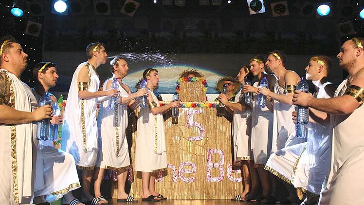 Lebende Wasserfontänen im Bürgersaal: die "Beach-Street-Boys" mit (von links) Johannes Kremer, Daniel Hiller, Stefan Seufert, Marco Rüttinger, Lars Tully, Rolf Laubmeister, Dominik Then, Holger Gundermann, Michael Witchen und Andy Hückmann in ihrem spritzigen Element.