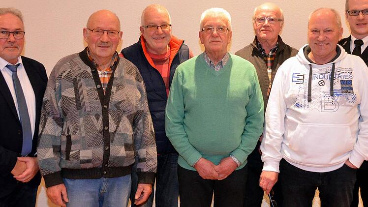 Für 50 bzw. 60 Jahre standen ebenfalls Ehrungen an. Auf unserem Foto (von links): Bürgermeister Thomas Leiner, Helmut Reichert, Norbert Issing, Hans Peter Issing, Hans Dück, Helmut Kiesel und Kommandant und Vorsitzender Ralf Schubert.