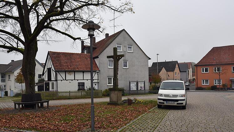 Wie Günther Werner in der Bürgerversammlung in Prappach bekannt gab, wird am Dorfplatz ein Halteverbot eingerichtet, damit die Busse nicht mehr rückwärts auf den Dorfplatz fahren müssen.Ulrike Langer