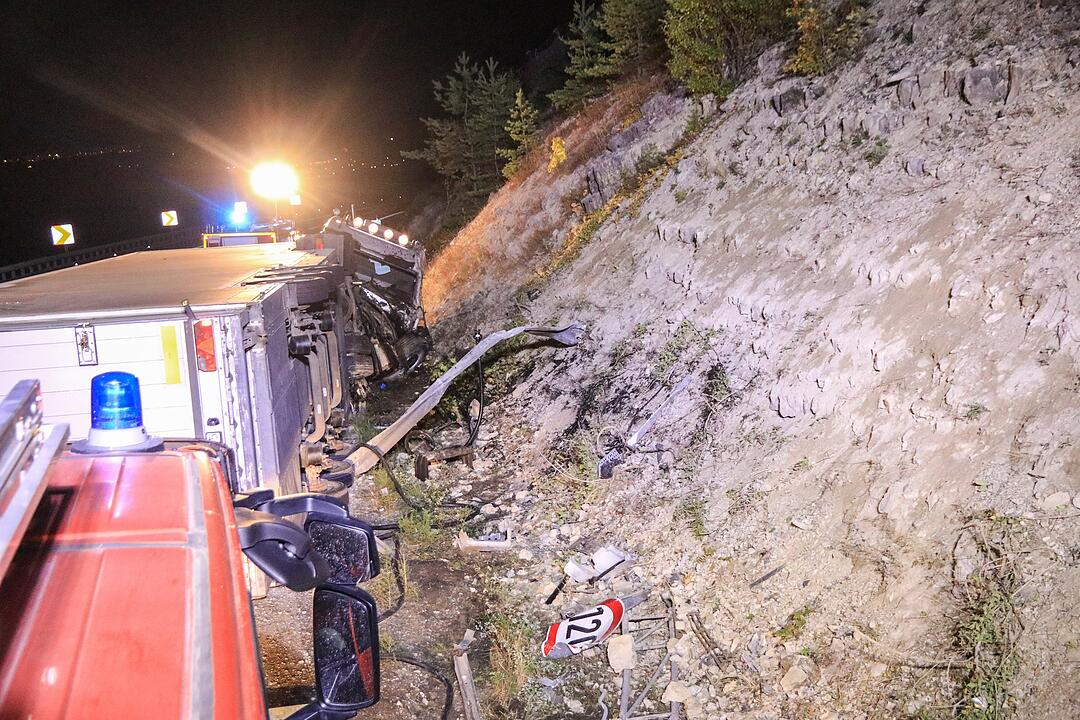 Gegen Felswand gekracht und aus Fahrzeug geschleudert