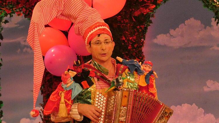 Oti Schmelzer war diesmal als Kasper auf der B&uuml;hne und begeisterte mit seiner Wortakrobatik und seinem fr&auml;nkischen Humor.  Christian Licha