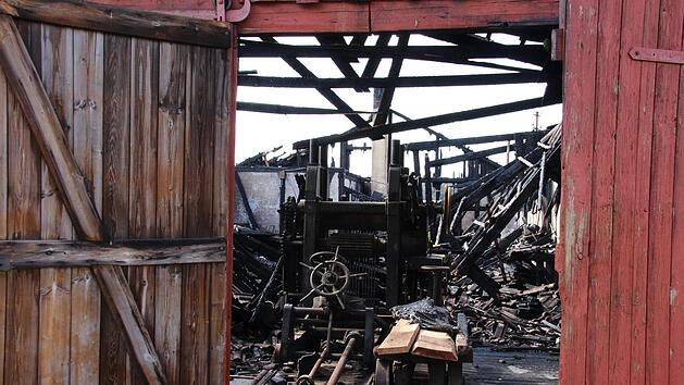 Verkohlte Dachbalken, verbrannte Maschinen und viel Ruß: Mehr blieb nach einem Großbrand vom einem ehemaligen Sägewerk in Autenhausen nicht übrig.Hendrik Kowalsky