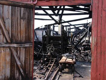 Verkohlte Dachbalken, verbrannte Maschinen und viel Ruß: Mehr blieb nach einem Großbrand vom einem ehemaligen Sägewerk in Autenhausen nicht übrig.Hendrik Kowalsky