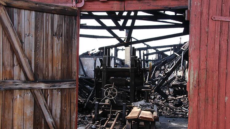Verkohlte Dachbalken, verbrannte Maschinen und viel Ruß: Mehr blieb nach einem Großbrand vom einem ehemaligen Sägewerk in Autenhausen nicht übrig.Hendrik Kowalsky
