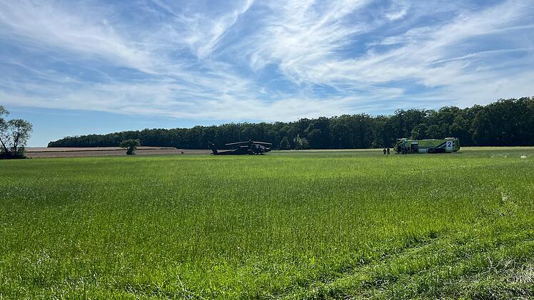 Nordheim: US-Kampfhubschrauber muss auf Feld landen - Großeinsatz der Feuerwehr