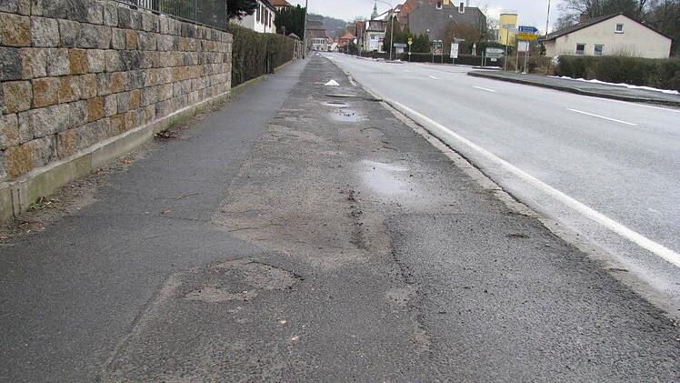 Ebrachs Würzburger Straße am westlichen Ortsende,, 1,30 Meter breit und insgesamt 280 Meter lang ist der Gehsteig.
