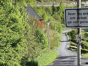 Der Kirchberg bekommt Ampeln. Aber nur Anlieger mit Fahrzeugen bis 3,5 Tonnen dürfen diese Umleitung befahren. Foto: Michael Wunder