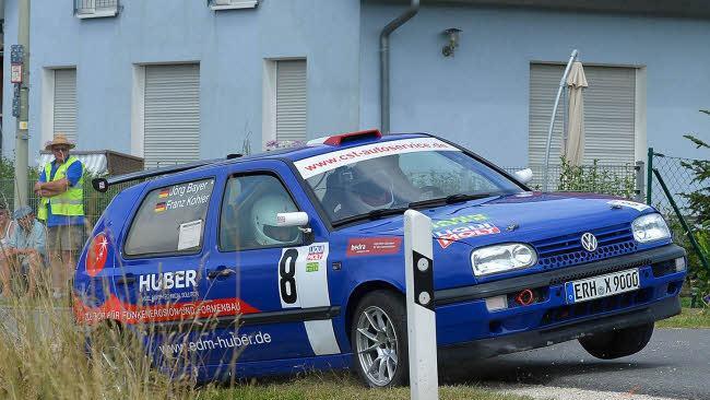 Die Lokalmatadoren Franz Kohler und Jörg Bayer schieden aus, nachdem bei diesem Manöver die Antriebswelle des Autos riss.