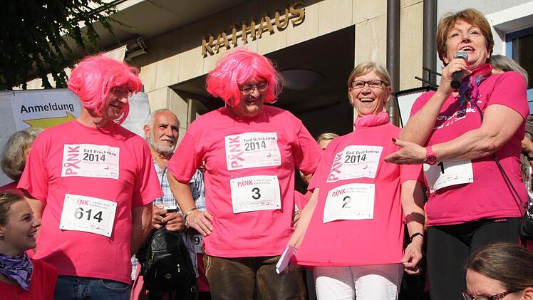 Bürgermeisterin Brigitte Meyerdierks (rechts) begrüßt die französische Delegation. Fotos: Ulrike Müller
