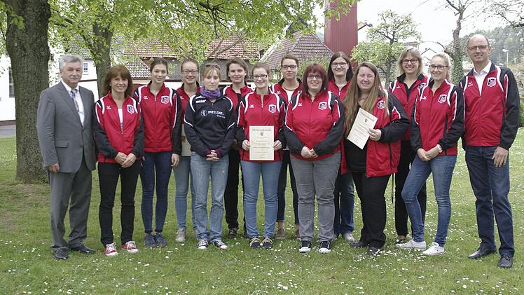 Erst im letzten Derby gelang den Fuchsstädter Volleyball-Damen (Foto) und ihrem Trainer Erwin Leurer (rechts) die Meisterschaft und damit der Aufstieg in die Kreisliga.
