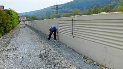 Der Geh- und Radweg wird noch höher gelegt, die Begrenzungsmauer von dieser Seite nur 1,20 Meter hoch sein. Pflanzen und andere Gestaltungselemente sollen sie optisch gefälliger machen.