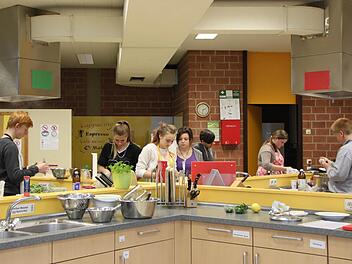 Auch die Dunstabzugsschächte werden neu gemacht: Die Schüler der achten Klasse lernen im Fach Soziales, gemeinsam zu kochen. Foto: Ulrike Müller
