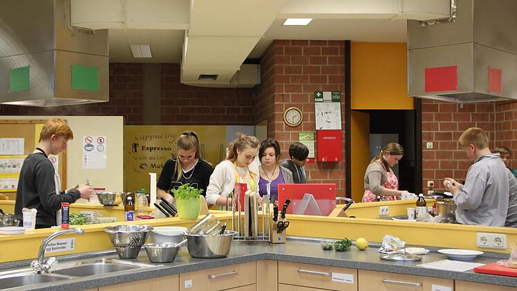 Auch die Dunstabzugsschächte werden neu gemacht: Die Schüler der achten Klasse lernen im Fach Soziales, gemeinsam zu kochen. Foto: Ulrike Müller