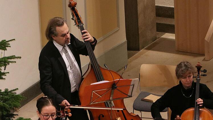 Impressionen vom Weihnachtskonzert mit dem Collegium Musicum in der Coburger Morizkirche. Am Kontrabass: Markus May.Foto: Jochen Berger