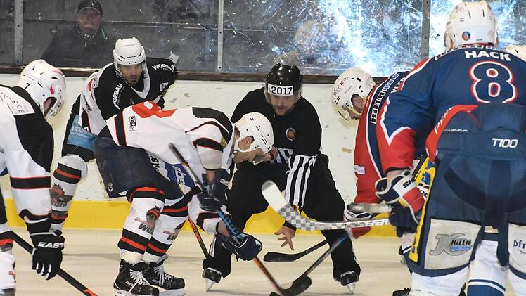 Voller Fokus auf die nächste Partie: Die Wölfe mit (von links) Viktor Ledin, Chad Evans und Roman Nikitin beim Spiel gegen Pfronten.  Foto: Hopf