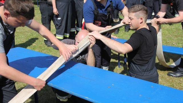 Fingerspitzengefühl war nötig, um einen Tennisball durch einen C-Schlauch zu befördern. Foto: Helmut Will