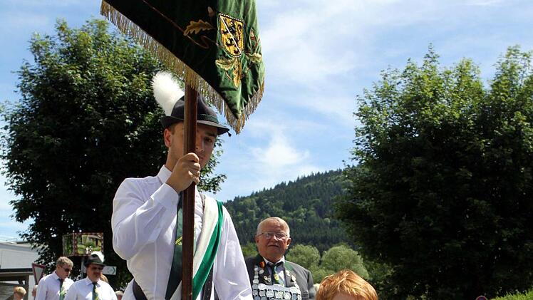 Impressionen vom Schützenumzug in Wallenfels. Foto: Michael Wunder