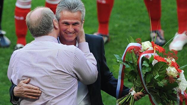 Rosen f&uuml;r den Ex: Uli Hoene&szlig; begr&uuml;&szlig;t seinen Freund und Weggef&auml;hrten Jupp Heynckes, nachdem er ihn 2009 (Bild) und 2013 schon einmal verabschiedet hat.dpa