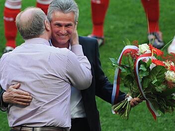 Rosen für den Ex: Uli Hoeneß begrüßt seinen Freund und Weggefährten Jupp Heynckes, nachdem er ihn 2009 (Bild) und 2013 schon einmal verabschiedet hat.dpa