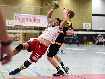 Volle Kraft voraus heißt es für Franziskus Gerr (in Ballbesitz) und den HSC Bad Neustadt-Rhön im Unterfranken-Derby gegen Spitzenreiter TV Großwallstadt. Es wird eine Herkules-Aufgabe für Bad Neustadt. Anand Anders