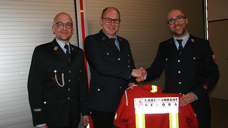 Übergabe: Kommandant Achim Kohlhepp (von links) mit dem alten stellvertretende Kommandanten Heiko Meier und seinem Nachfolger Christian Schneider. Foto: Gabriele Sell
