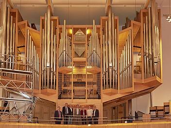 Die Instandsetzung der Orgel in der Konzert- und Kongresshalle ist in vollem Gange, davor (von links) Finanzreferent Bertram Felix, OB Andreas Starke, Heinrich Kemmer (Freunde der Bamberger Symphoniker), Intendant Marcus Rudolf Axt, Christine Schnörer (Oberfrankenstiftung), Natalie Zitzmann (Immobilienmanagement) und Hallenmanager Horst Feulner.  Foto: Stadtarchiv Bamberg, Maria Deutsch