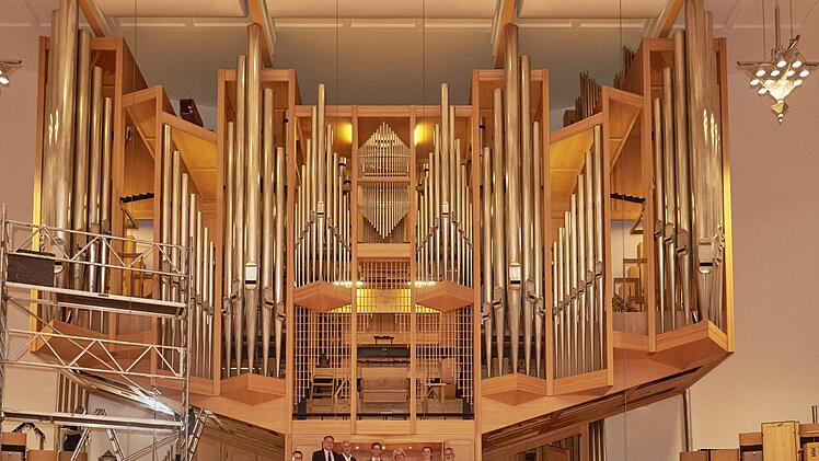 Die Instandsetzung der Orgel in der Konzert- und Kongresshalle ist in vollem Gange, davor (von links) Finanzreferent Bertram Felix, OB Andreas Starke, Heinrich Kemmer (Freunde der Bamberger Symphoniker), Intendant Marcus Rudolf Axt, Christine Schnörer (Oberfrankenstiftung), Natalie Zitzmann (Immobilienmanagement) und Hallenmanager Horst Feulner.  Foto: Stadtarchiv Bamberg, Maria Deutsch