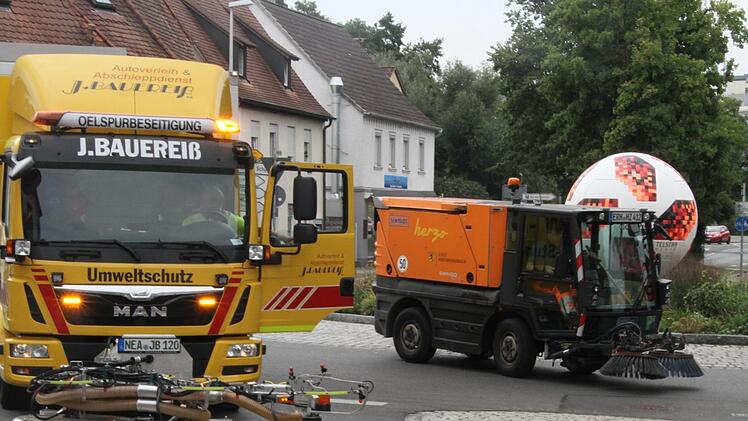Ungleiche Brüder: Öl-LKW trifft auf Bauhof-Kehrmaschine.