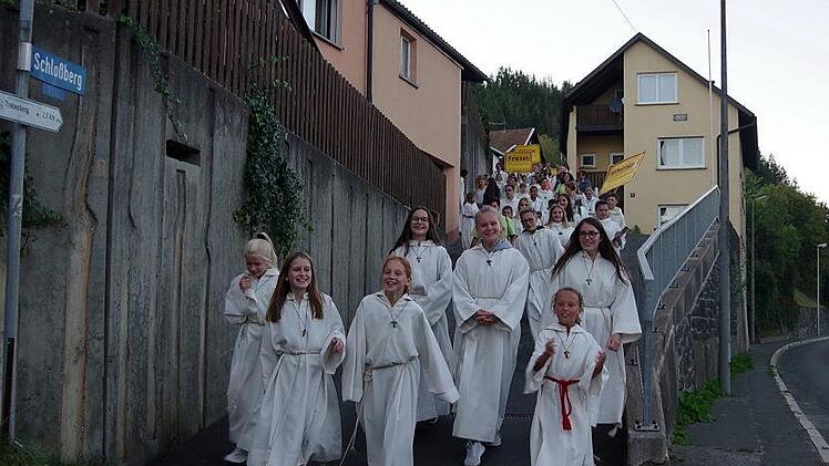 Die Minis ziehen nach dem Gottesdienst zurück zur Kronachtalhalle Foto: Heike Schülein