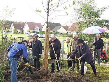 Die Ehrengäste griffen ebenfalls zum Spaten. Foto: Richard Sänger