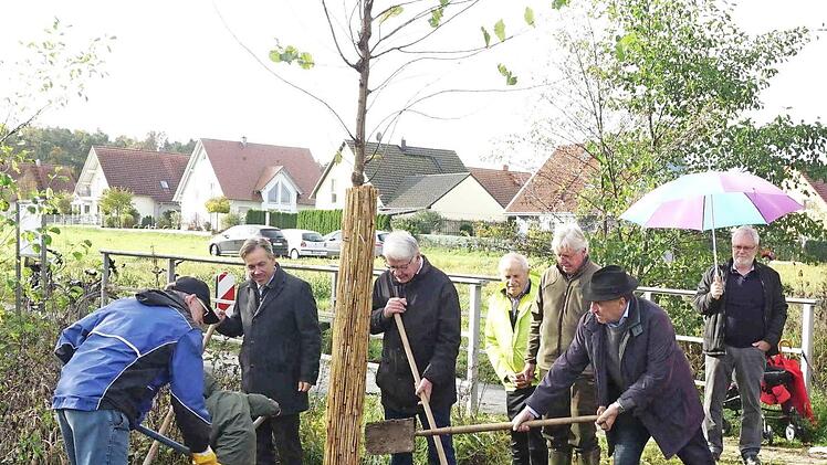 Die Ehrengäste griffen ebenfalls zum Spaten. Foto: Richard Sänger