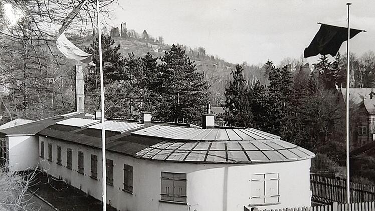 Historische Aufnahme der ehemaligen Voliere im Kleinen Rosengarten.Foto: Tageblatt-Archiv/Hans Armbrecht