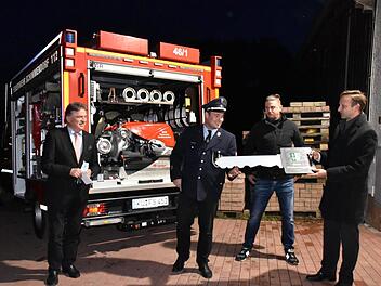 Bürgermeister Robert Bosch (rechts) übergibt an Kommandant René Meußgeier den symbolischen Schlüssel zum neuen Feuerwehrfahrzeug; mit ihm freuten sich Landrat Klaus Peter Söllner (links) und der Schimmendorfer Ortssprecher Maximilian Hoffmann. Foto: Uschi Prawitz