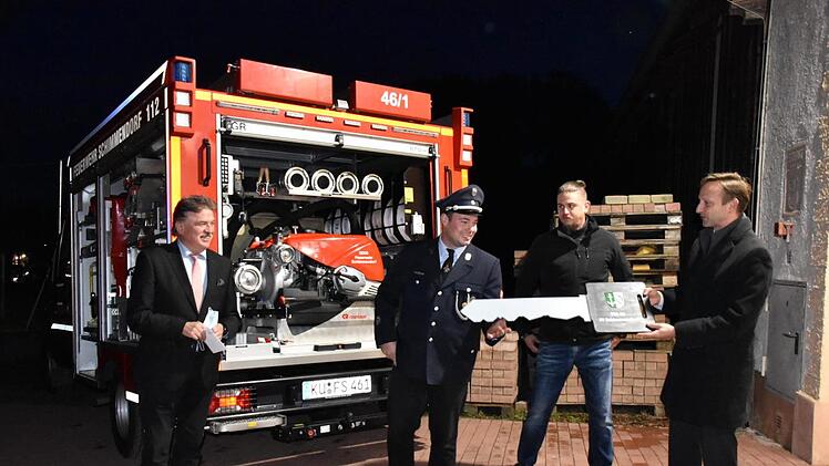 Bürgermeister Robert Bosch (rechts) übergibt an Kommandant René Meußgeier den symbolischen Schlüssel zum neuen Feuerwehrfahrzeug; mit ihm freuten sich Landrat Klaus Peter Söllner (links) und der Schimmendorfer Ortssprecher Maximilian Hoffmann. Foto: Uschi Prawitz