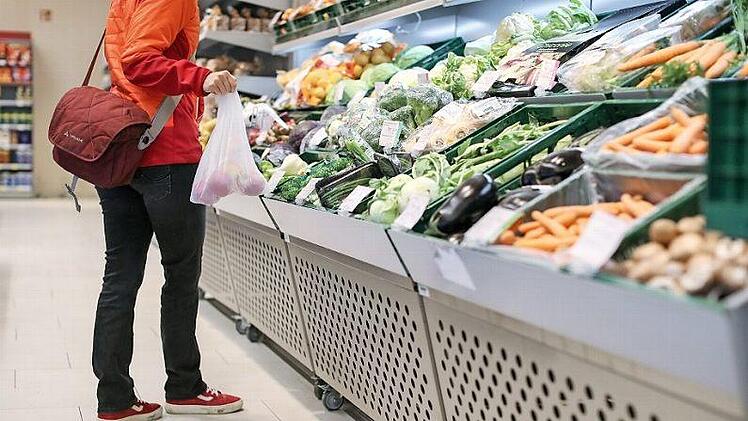 Frisches Obst und Gemüse sollten derzeit besonders häufig auf dem Speiseplan stehen.  Foto: Jan Woitas/dpa